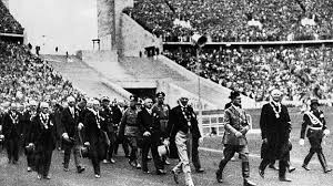 El Canciller nazi Adolf Hitler, entrando al Estadio Olímpico, seguido de su séquito